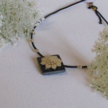 Ciondolo per collana in ardesia da donna con fiore ecru su cordoncino in silicone nero, creazione unica