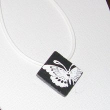 Ciondolo in ardesia per donna con farfalla bianca su catena bianca e pelle, creazione unica