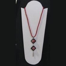 Collana lunga in ardesia con cabochon in vetro rosso