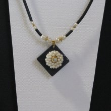 Collana con perle su ardesia, cordoncino in silicone nero e perle, creazione unica