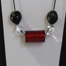 Grande collana rossa su cordoncino di cotone nero, pezzo unico 