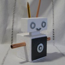 Portamatite robot in legno e ardesia, creazione unica e originale