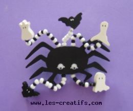 spilla di Halloween con legno e perline