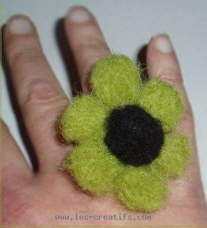 anello a fiore in lana cardata