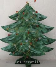 albero di legno decorato con perline