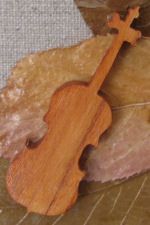 Piccolo violino di legno su un letto di foglie
