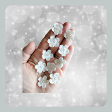 Souad - Fiore bianco applicato - perla centrale