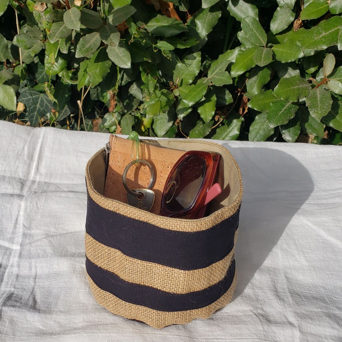 Mini panier de rangement ou cache pot. Accessoire de rangement, élément de décoration en toile de jute et coton