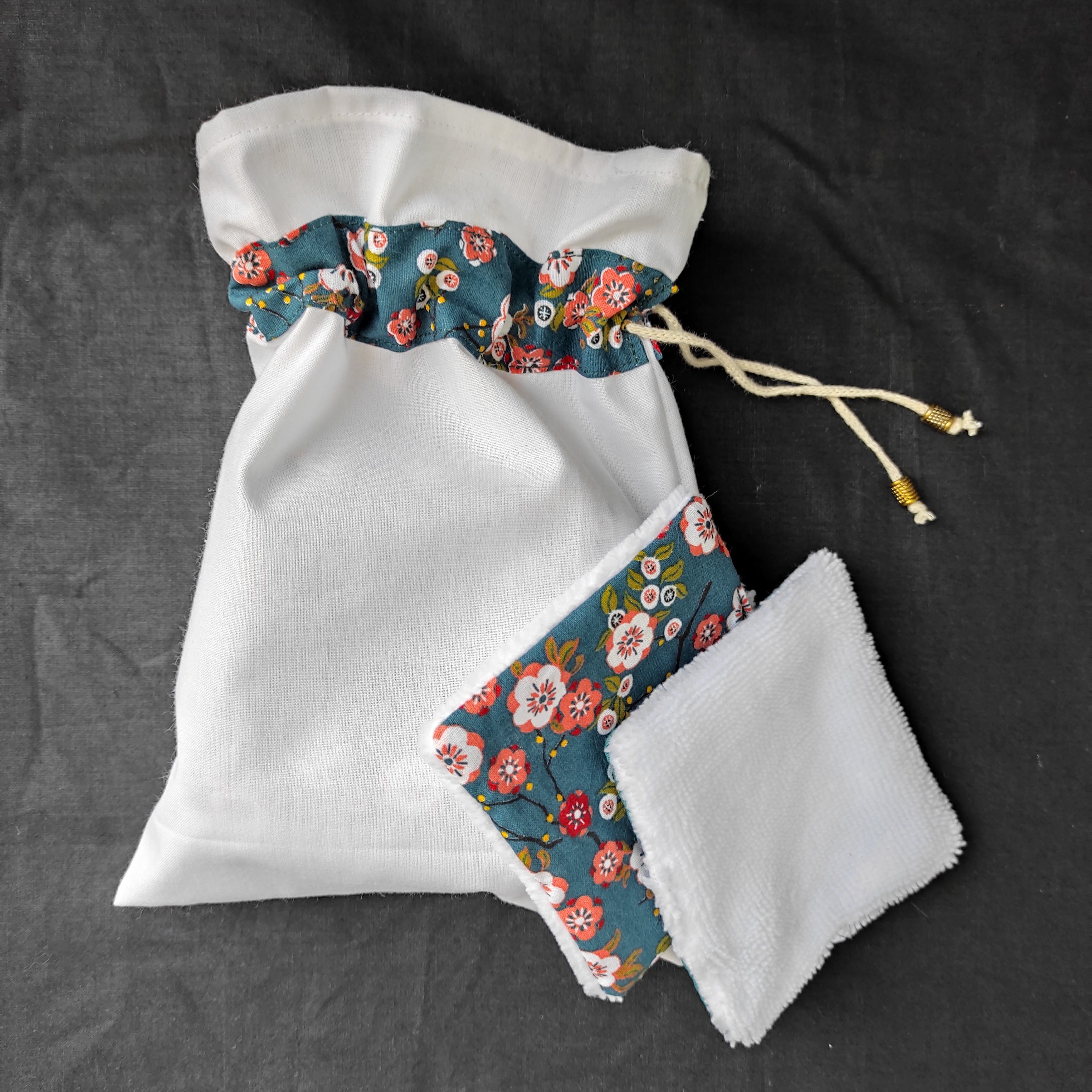 Lingettes démaquillantes lavables en coton bambou et tissu coton imprimé avec sa pochette de rangement coordonnée.