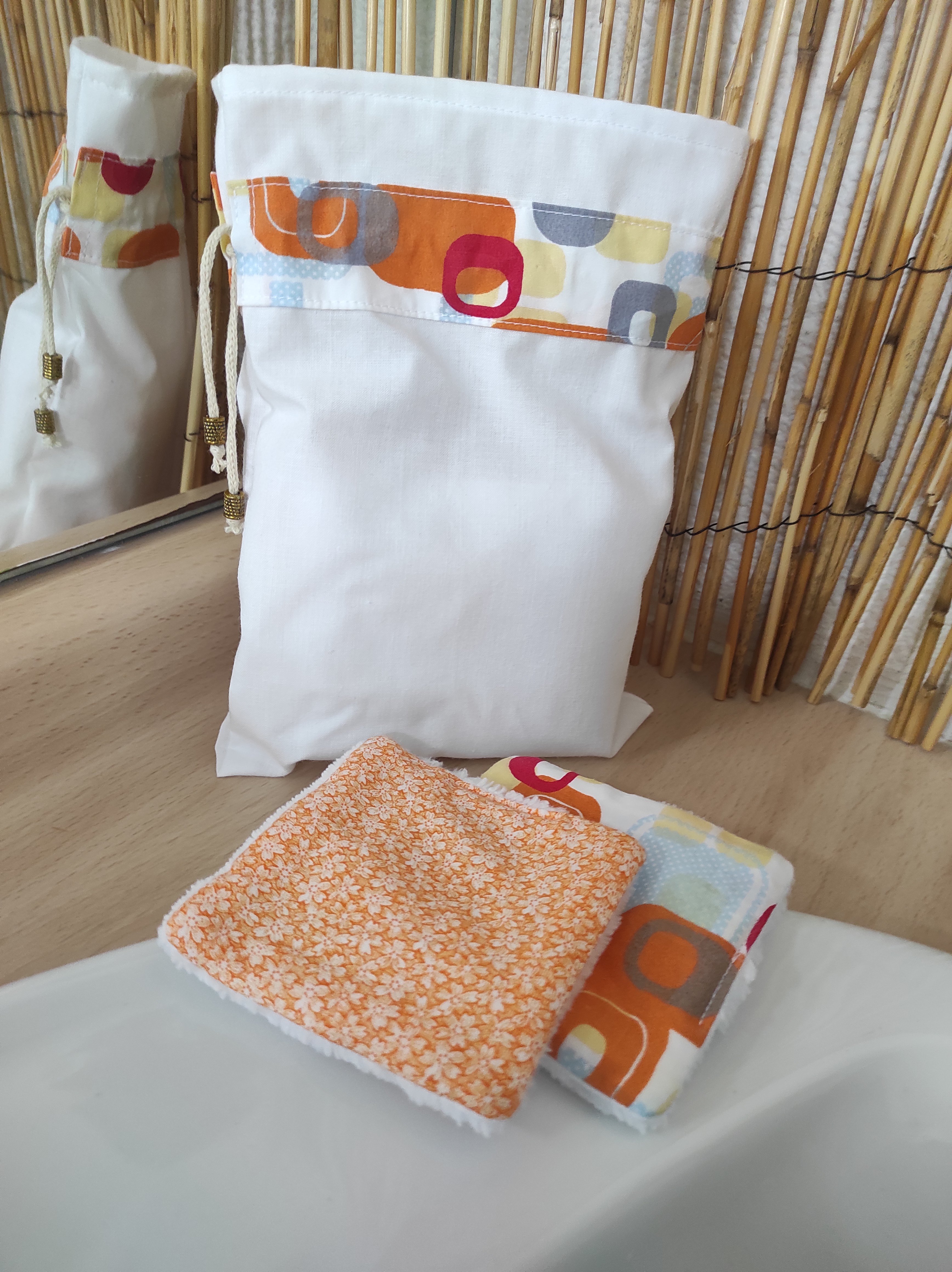 Lingettes d&eacute;maquillantes lavables en coton bambou et tissu coton imprim&eacute; avec sa pochette de rangement coordonn&eacute;e.