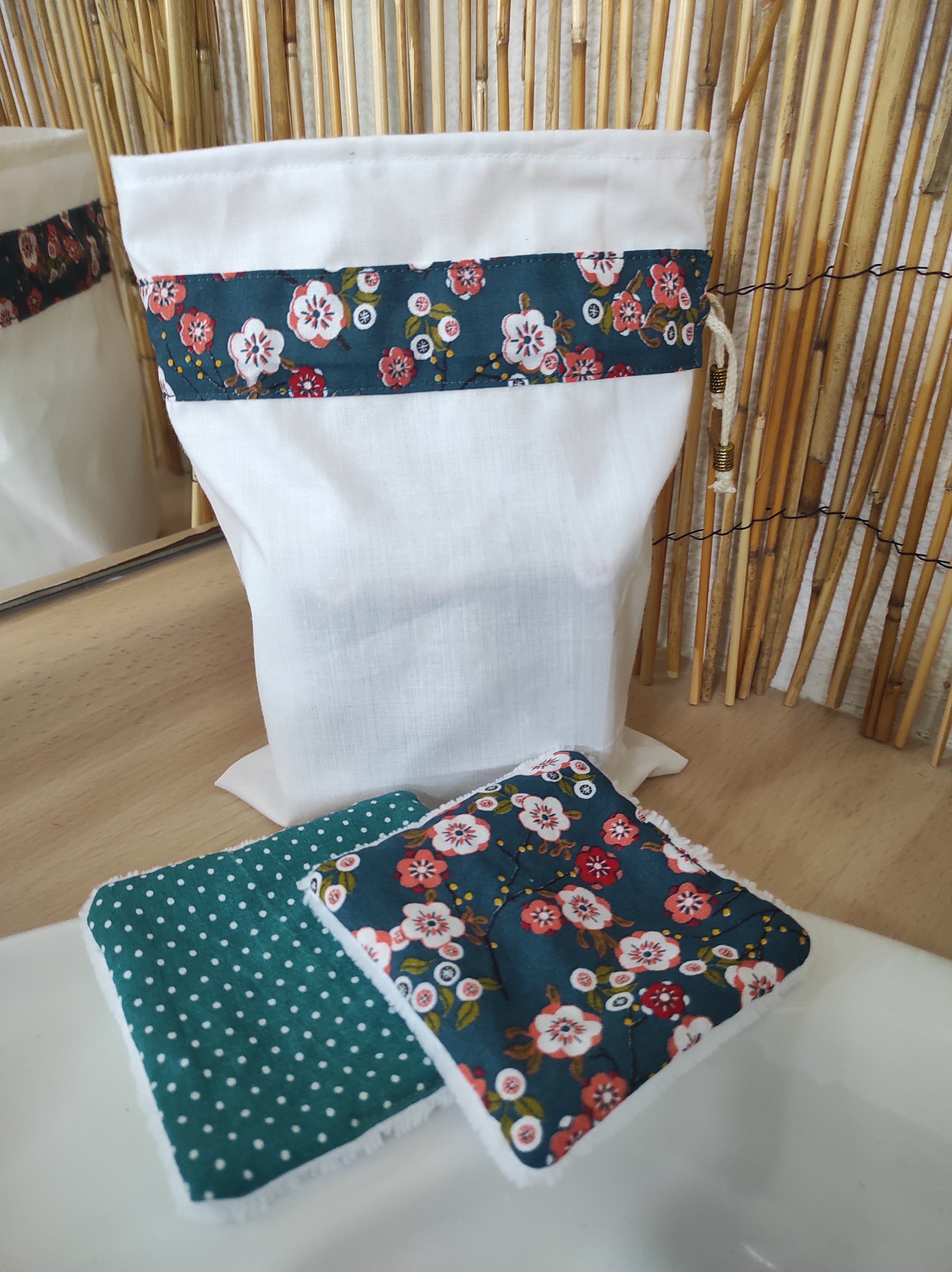 Lingettes d&eacute;maquillantes lavables en coton bambou et tissu coton imprim&eacute; avec sa pochette de rangement coordonn&eacute;e.