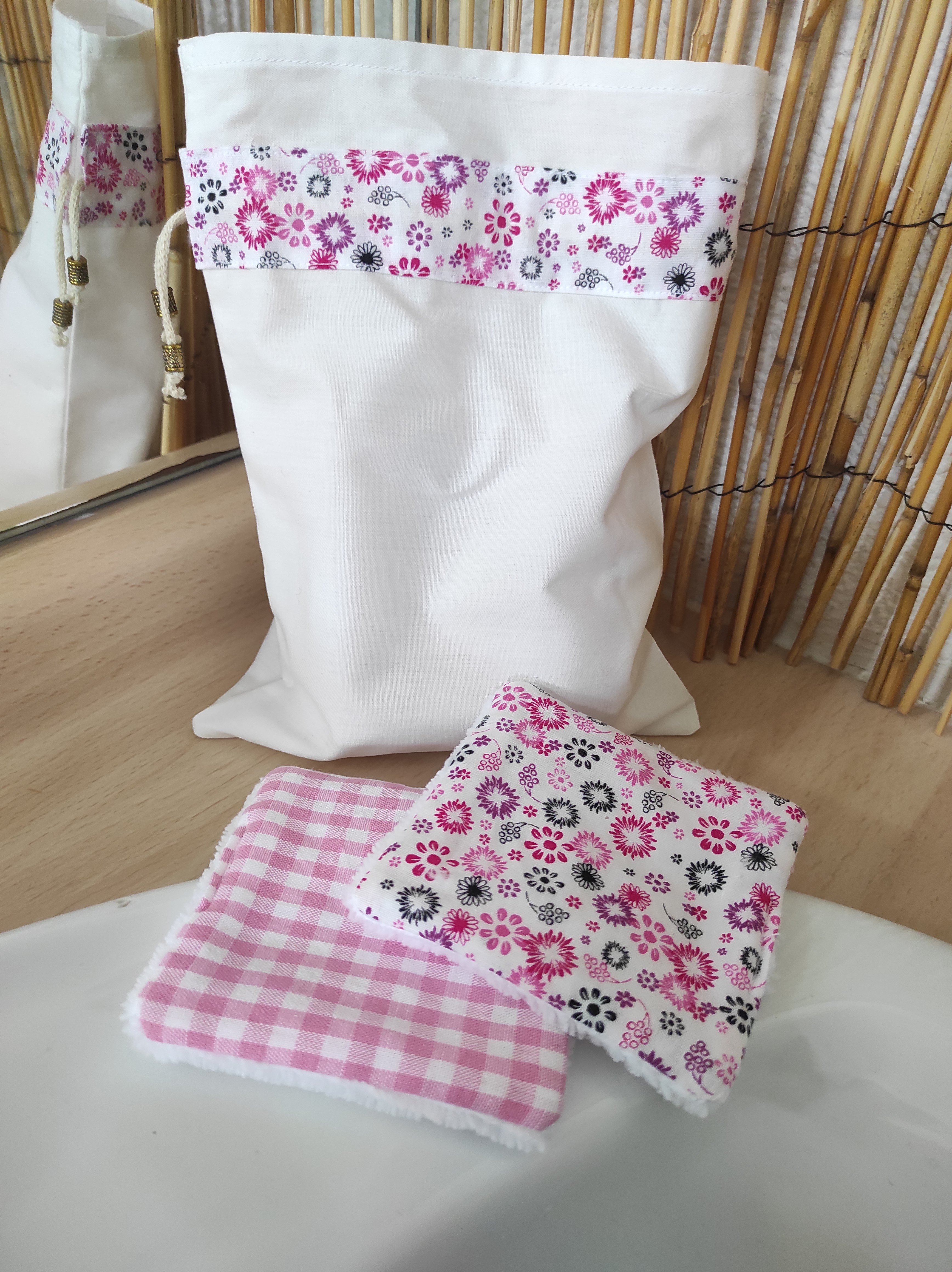 Lingettes démaquillantes lavables en coton bambou et tissu coton imprimé avec sa pochette de rangement coordonnée.