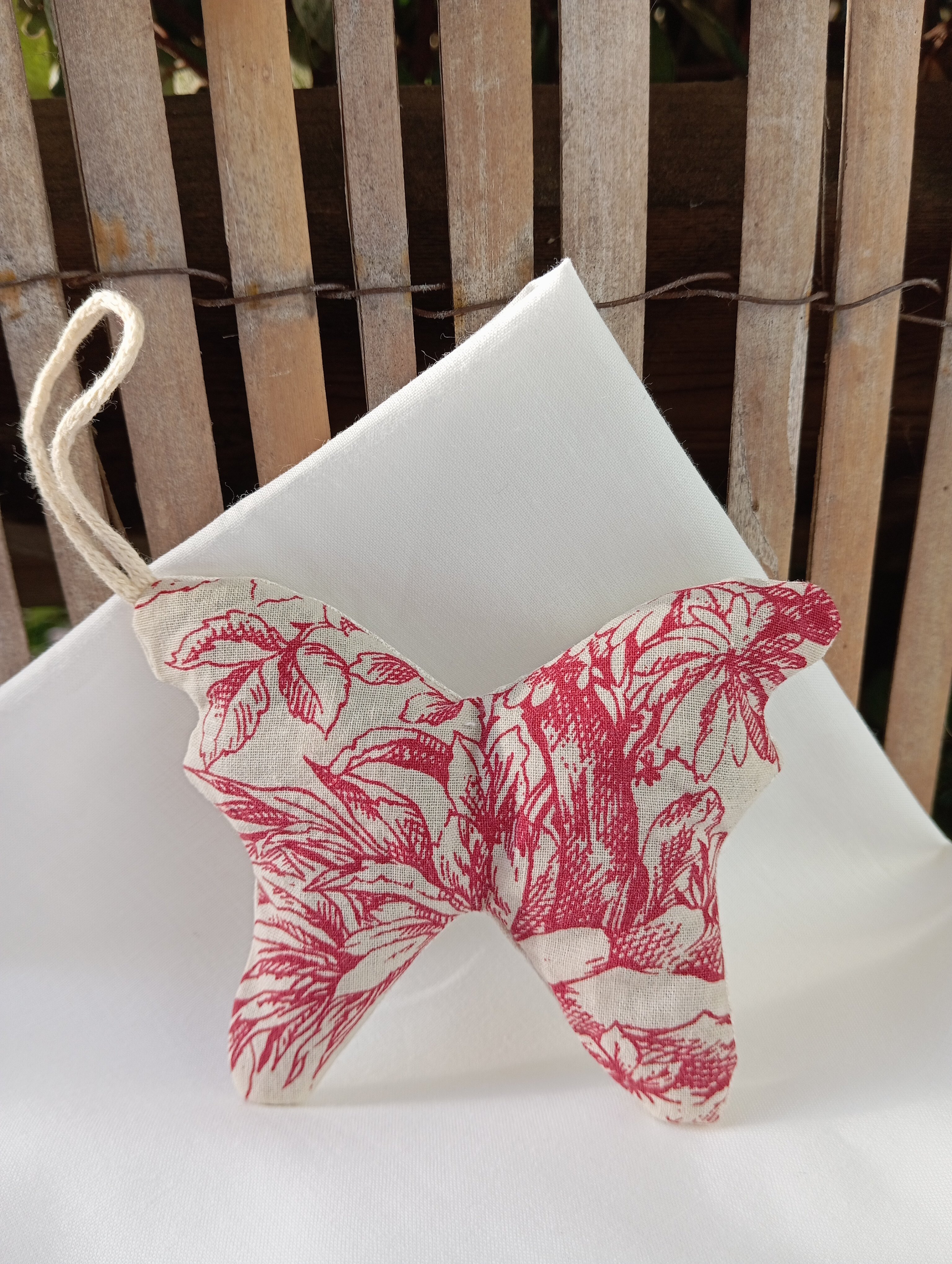 pochon garni de lavande bio en forme de papillon