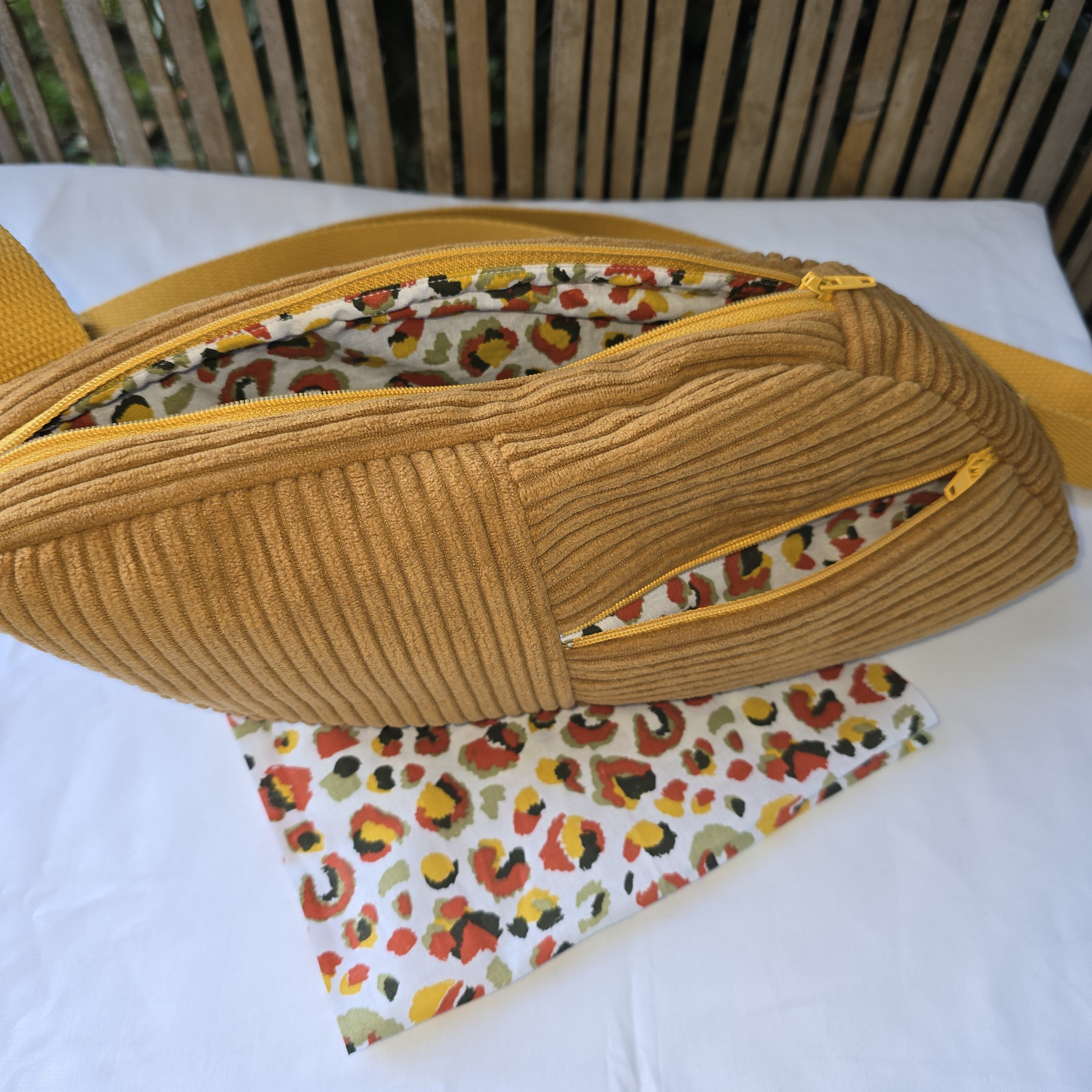 Sac banane r&eacute;invent&eacute; : design unique asym&eacute;trique.