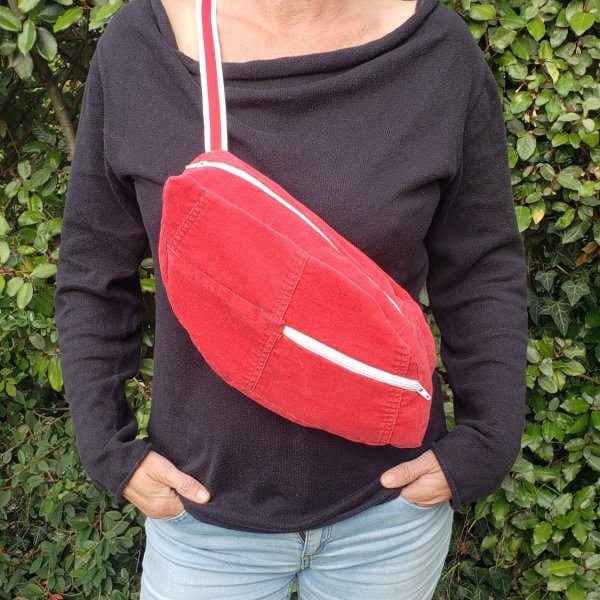 Sac banane r&eacute;invent&eacute;, design unique, en tissu velours fines c&ocirc;tes