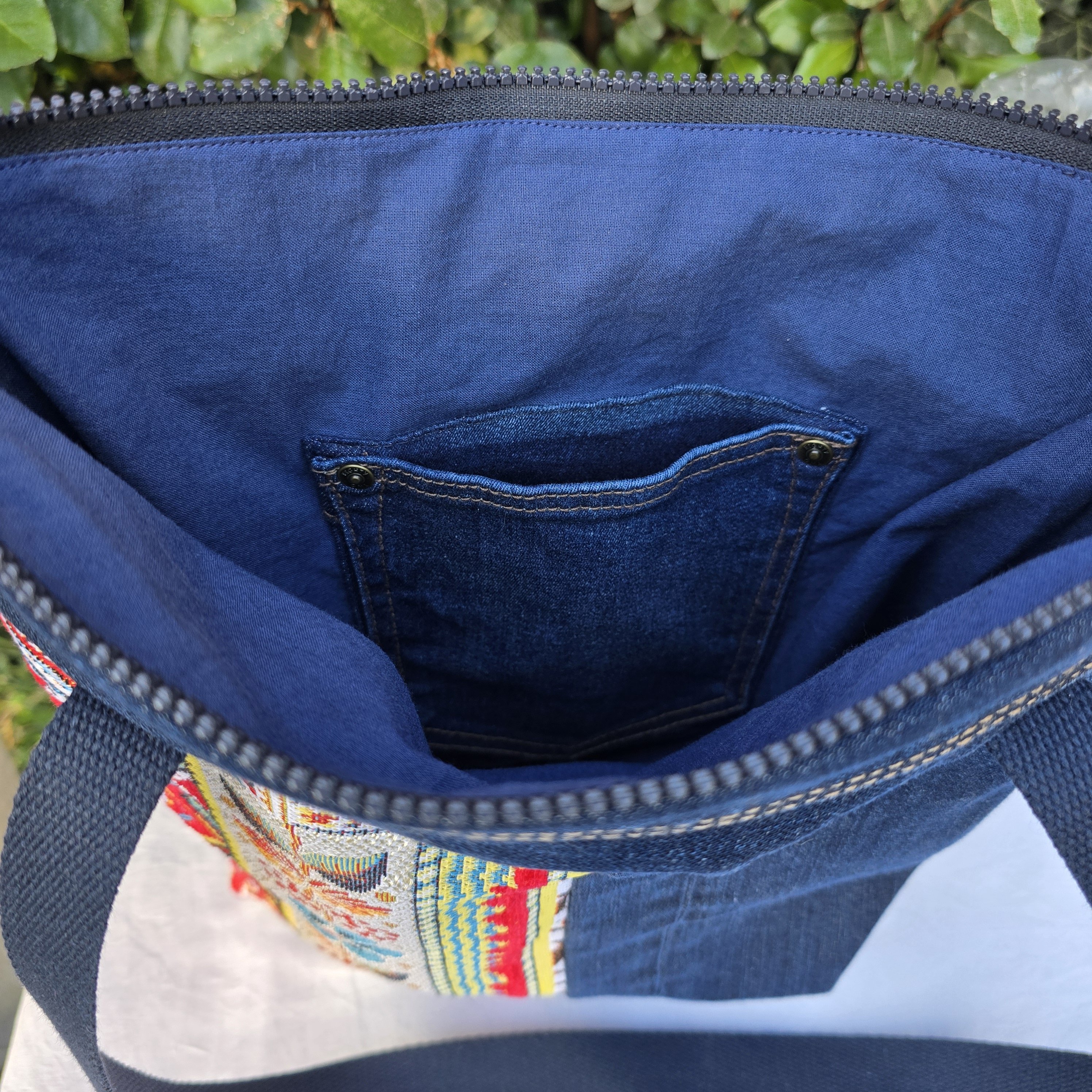 Sac &agrave; bandouli&egrave;re en jean recycl&eacute; et tissu &eacute;pais tr&egrave;s color&eacute;, avec empi&egrave;cements.