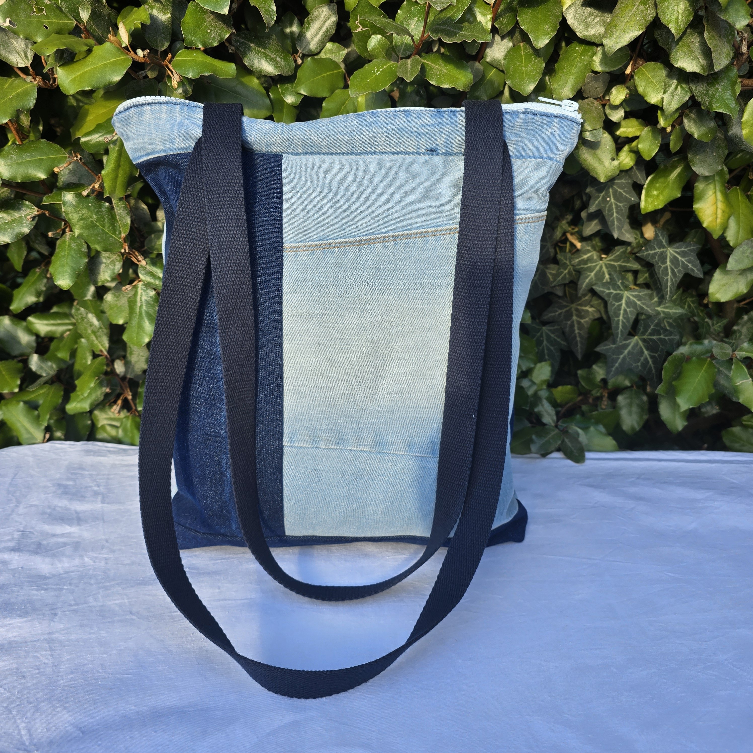 Sac à bandoulière en jean recyclé  avec empiècements bleu foncé et bleu clair