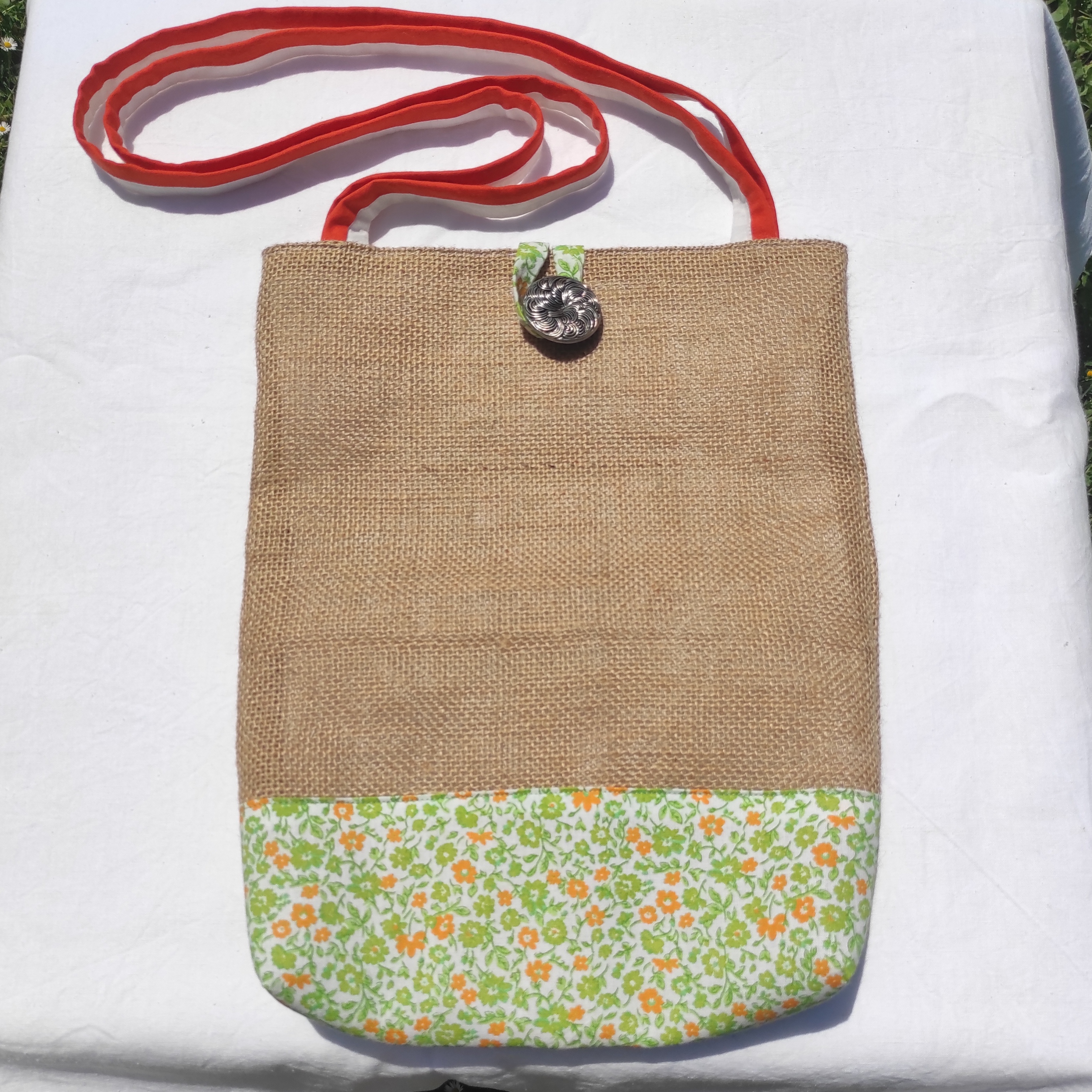 Tote bag en toile de jute et tissu fleuri avec poche intérieure