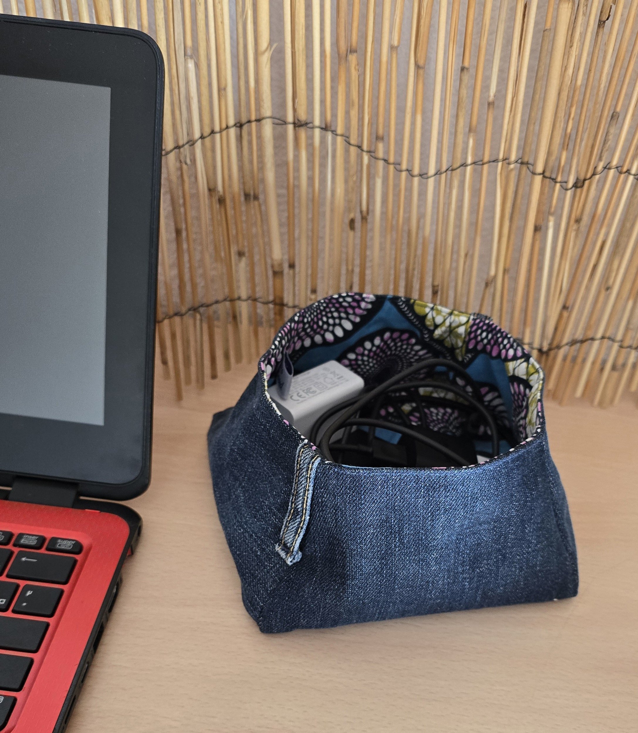 Vide poches en jean , doubl&eacute; de tissu coton imprim&eacute; wax.