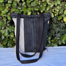 Sac à bandoulière en jean recyclé noir et gris avec empiècements.