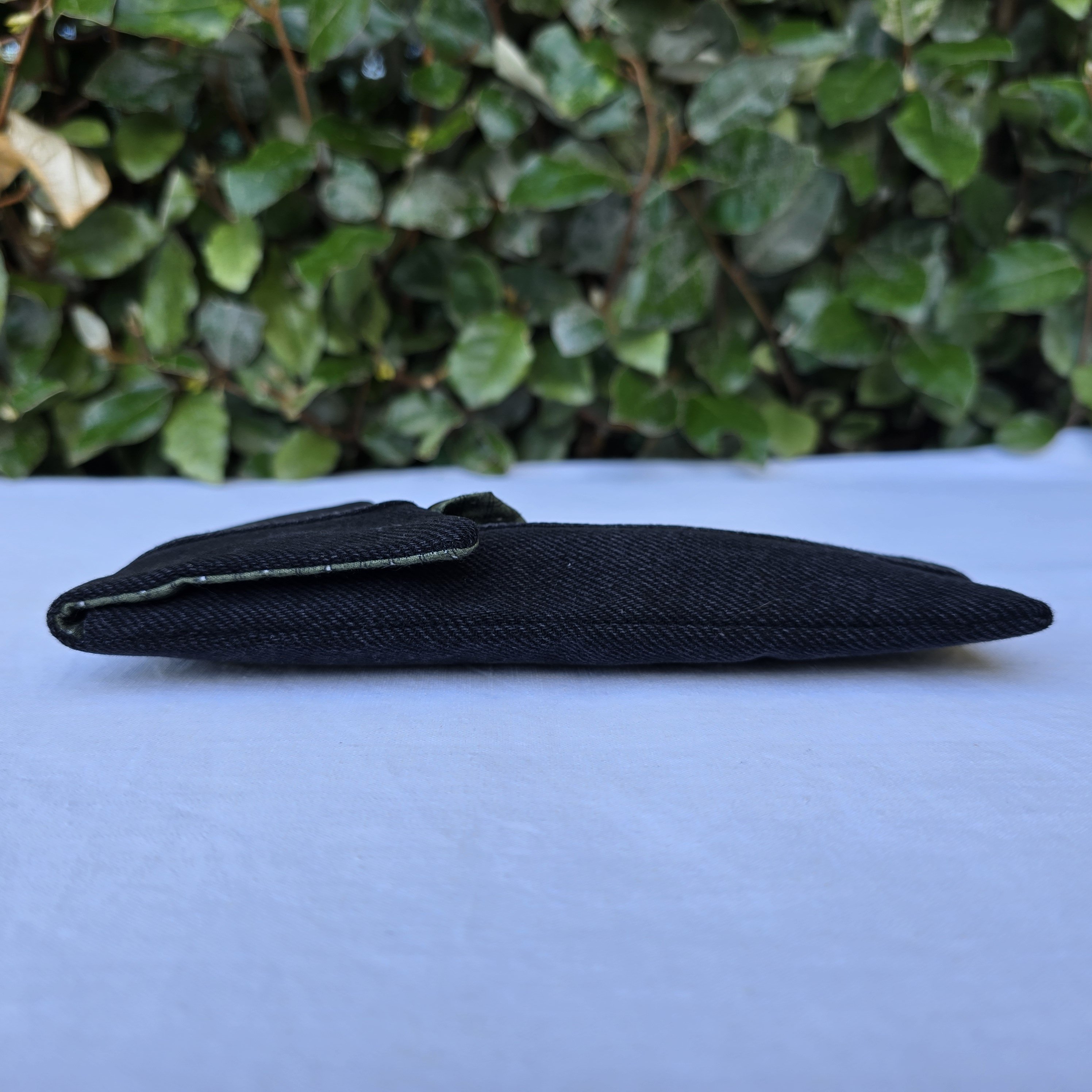 &Eacute;tui souple &agrave; lunettes ,en jean, doubl&eacute; de tissu coton imprim&eacute;. &Eacute;co-con&ccedil;u.