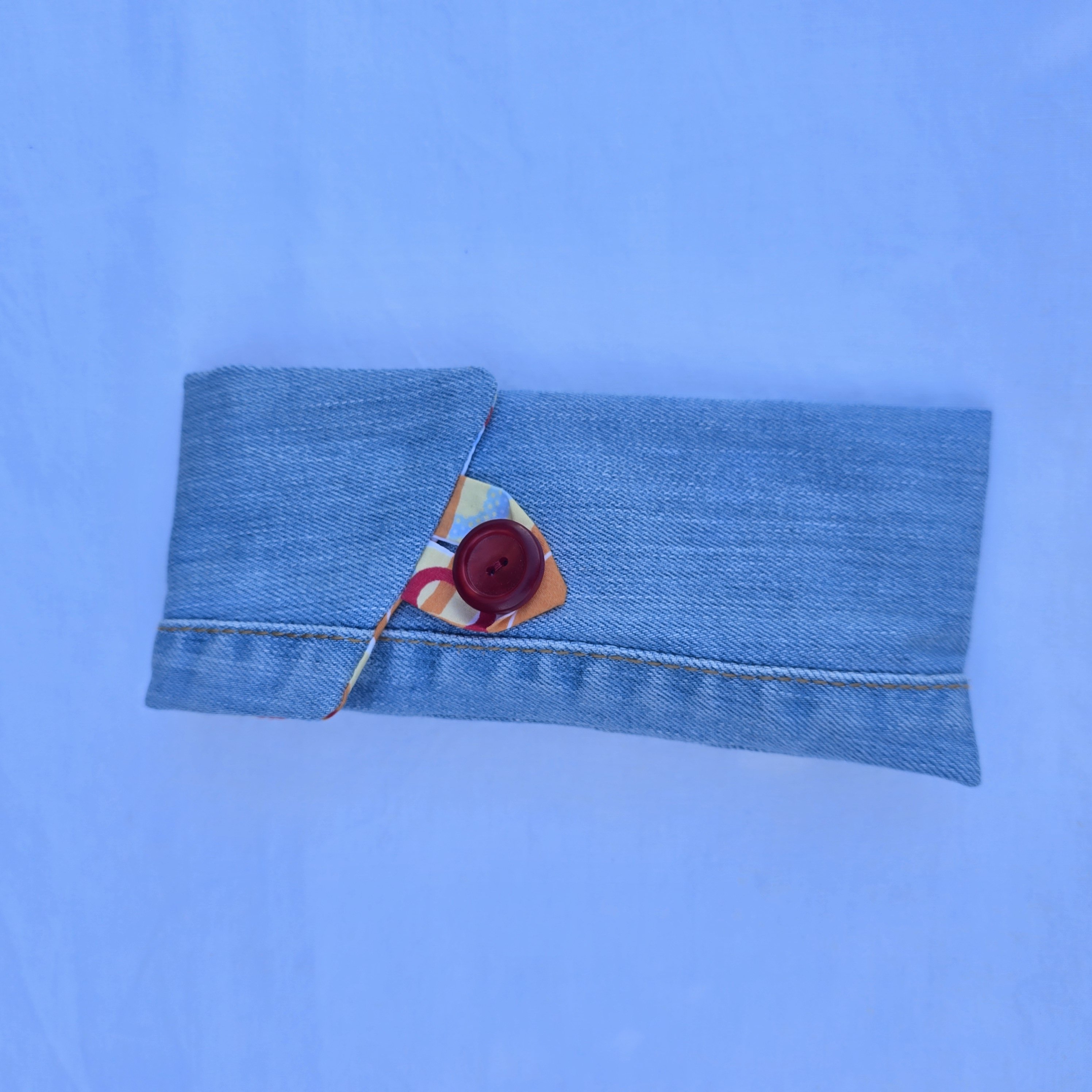 &Eacute;tui souple &agrave; lunettes ,en jean, doubl&eacute; de tissu coton imprim&eacute;. &Eacute;co-con&ccedil;u.