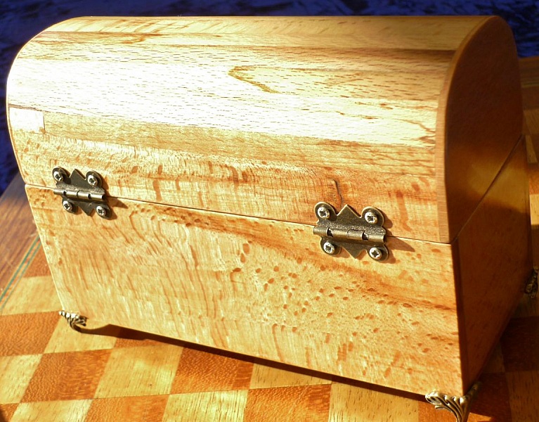 Bellissima cassapanca curva in faggio dall'aspetto invecchiato in legno massiccio