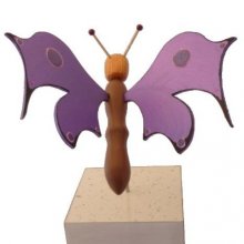 Farfalla elettrica viola su cavalletto scultura in legno