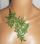 Collana in pregiato ricamo verde con motivo floreale e cristallo su catena d'argento