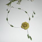 Collana con perle di vetro perlate verdi e cavo di cristallo con rosa in pelle