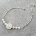 Bracciale di perle di occhio di Santa Lucia e madreperla su una catena d'argento 925