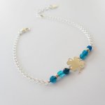 Bracciale con piccole pietre di agata blu e trifoglio su catena d'argento 925