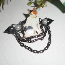Spilla a forma di gatto con perle smaltate e catena nera