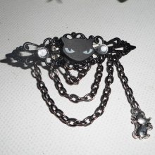 Spilla gatto in resina nera con strass di cristallo e catena nera