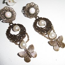 Originali orecchini a clip con perle di vetro e farfalle