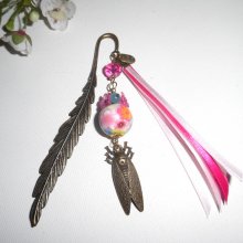 Segnalibro con pennino in perle fiorite rosa con cicala e nastri in bronzo