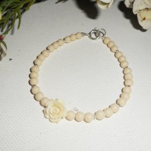 Bracciale di perle e rose in gorgone grezzo su chiusura in argento