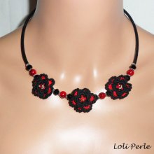 Originale collana con fiori all'uncinetto neri e rossi, perle di cristallo e vetro