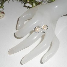 Originale anello in argento 925 con doppio fiore e perle coltivate bianche