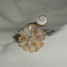 Anello originale in argento 925 con margherita in madreperla e occhio di Santa Lucia