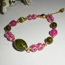 Bracciale in vetro di Murano e cristalli rosa e verdi su catena d'acciaio dorata