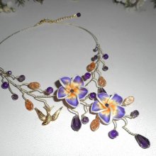 Collana ariosa con fiori di ibisco e perline di cristallo viola