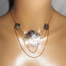 Collana di fiori di madreperla con catena d'oro