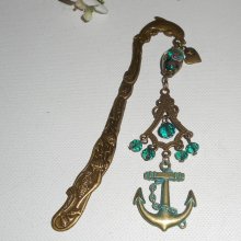 Segnapagina delfino in metallo bronzo con perline di cristallo verde e inchiostro