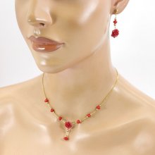 Collana e orecchini con rose rosse di gorgonia