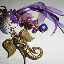 Borsa/chiave a forma di elefante con perline di argilla, vetro e nastri viola