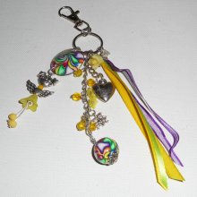 Portachiavi/borsa-gioiello di bambola gialla con perline e nastri multicolori