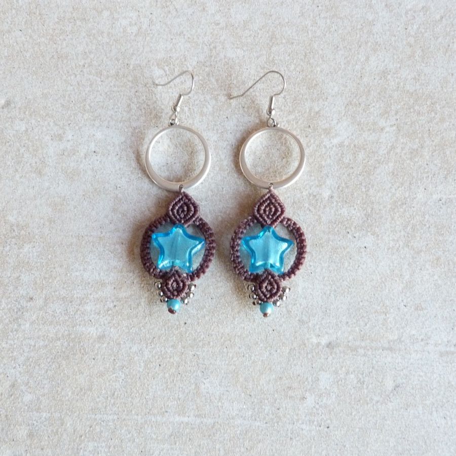 Orecchini in micro-macramè marrone cioccolato/blu con stella in vetro di Murano