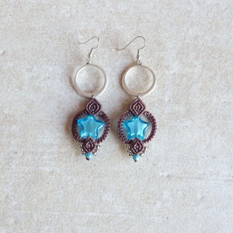 Orecchini in micro-macramè marrone cioccolato/blu con stella in vetro di Murano