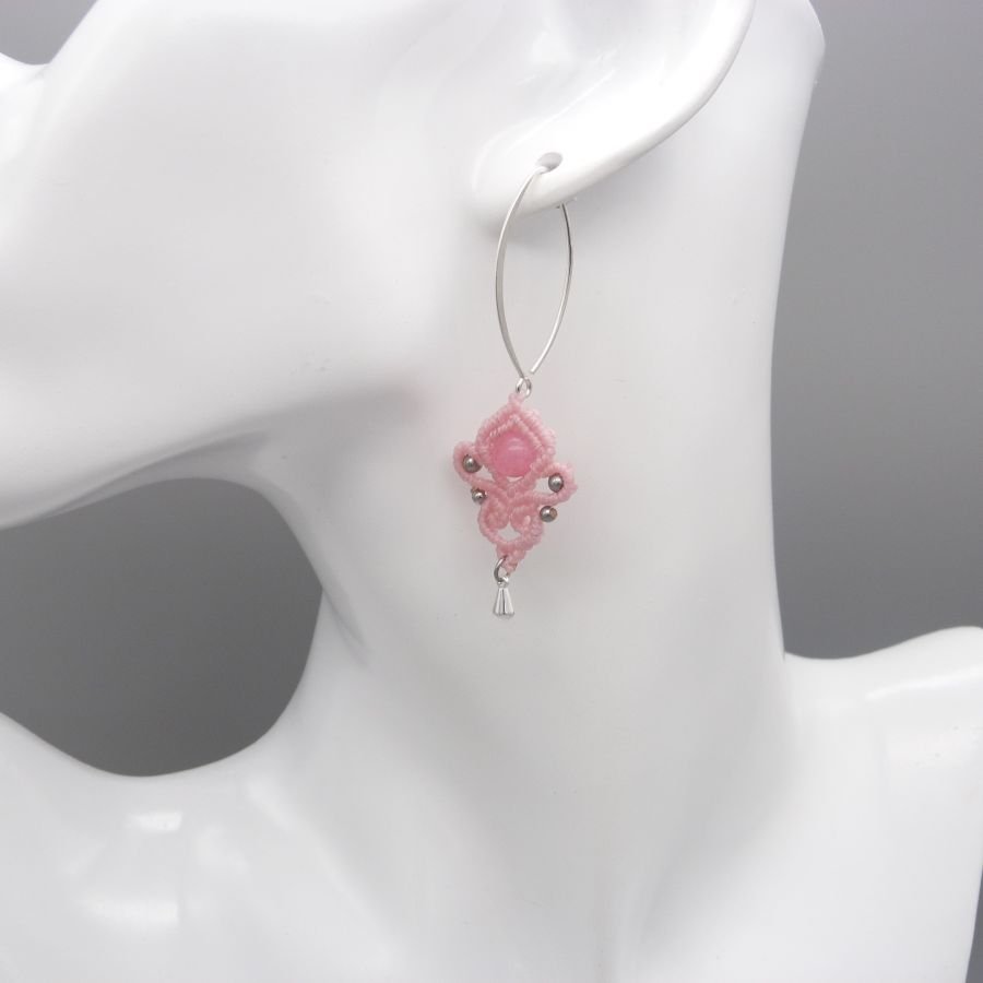 Orecchini in micro macramè rosa con perle di pietra preziosa rosa